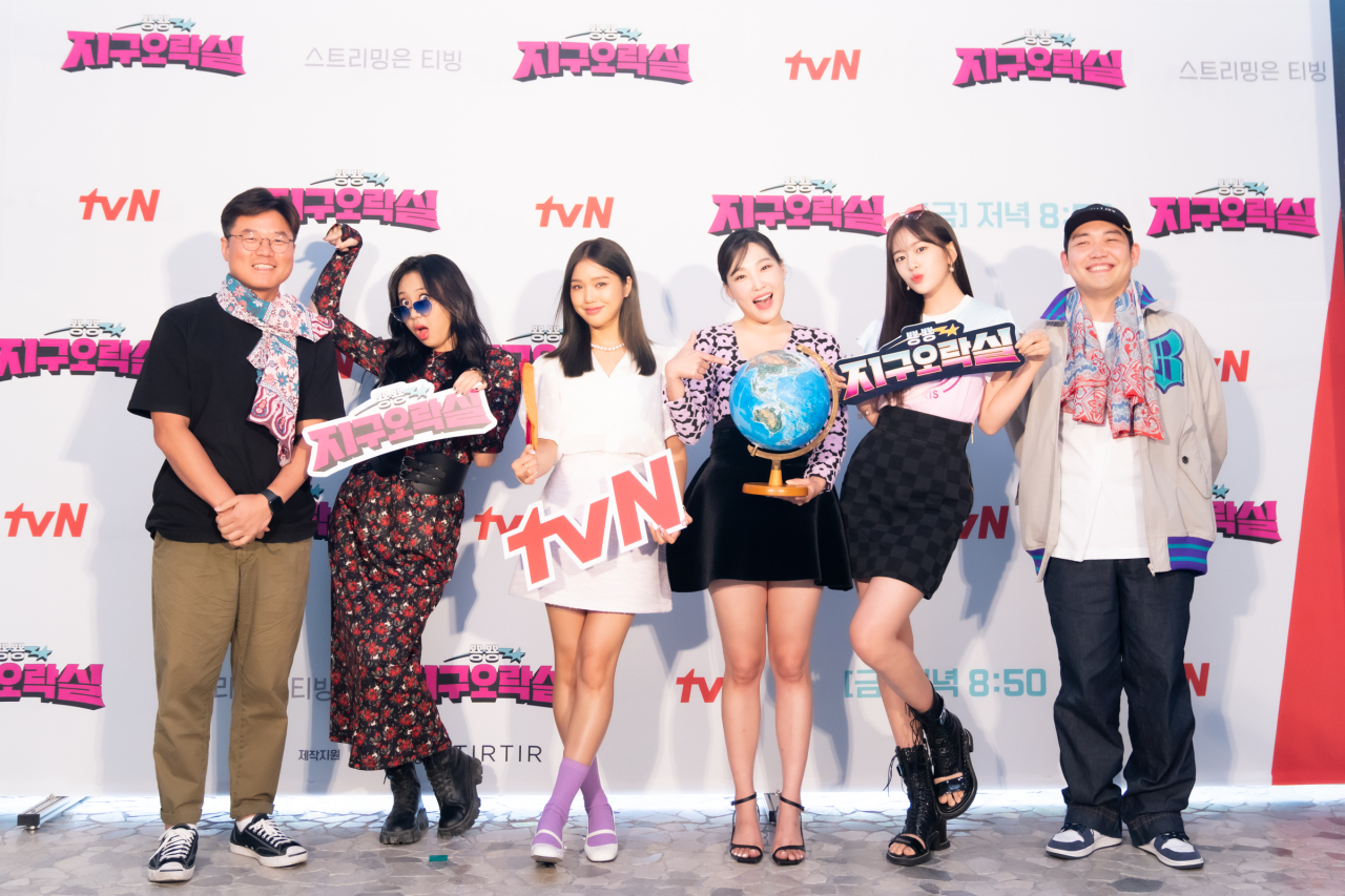 From left: Director Na Young-seok, rapper Lee Young-ji, Mimi of Oh My Girl, comedian Lee Eun-ji, Yujin of Ive and director Park Hyun-yong pose for photos before an online press conference Monday. (tvN)