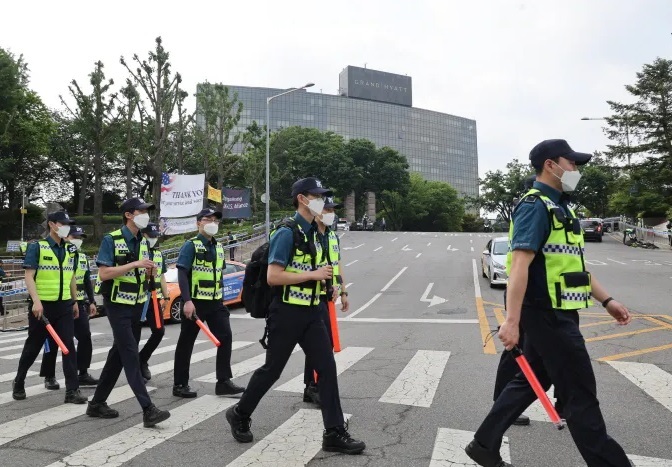 경찰이 5월 22일 서울 용산구 청와대 주변을 순찰하고 있다. (연합)