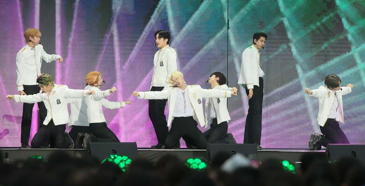 Boy band Younite performs during the 28th Dream Concert at Jamsil Sports Complex in Seoul on Saturday. (Korea Entertainment Producers’ Association)