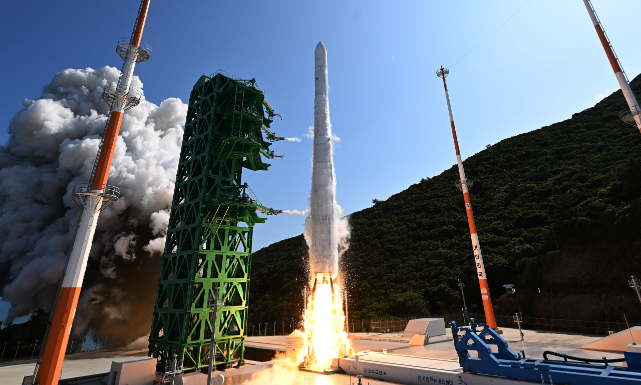 Nuri spacek rocket is seen lifting off from its launchpad at the Naro Space Center in Goheung County, South Gyeongsang Province, on Tuesday. (Yonhap)