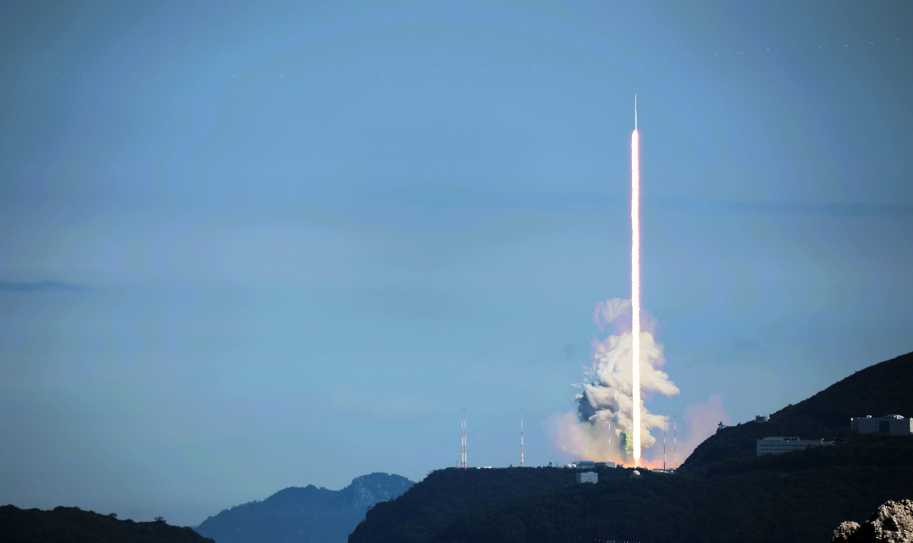 South Korea’s homegrown rocket Nuri blasts off from the launch pad at 4 p.m. Tuesday. (Yonhap)