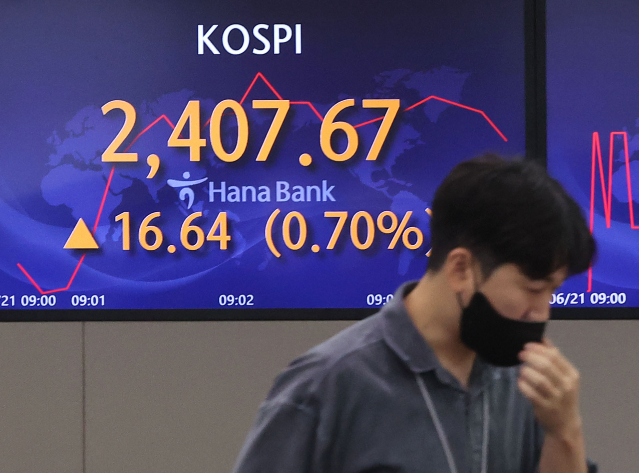 An electronic board showing the Korea Composite Stock Price Index (Kospi) at a dealing room of the Hana Bank headquarters in Seoul on Wednesday. (Yonhap)