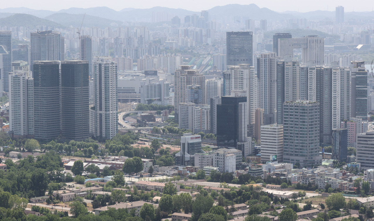 Apartment complexes, housing and commercial units surrounding the new presidential office in central Seoul’s Yongsan are seen from Namsan on May 31. (Yonhap)
