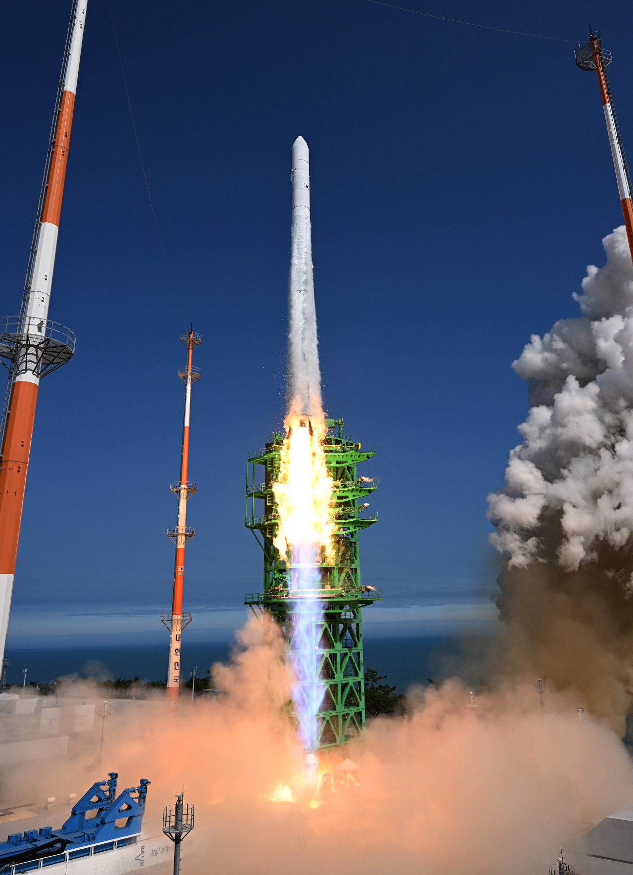 South Korea’s Nuri rocket, also known as Korea Satellite Launch Vehicle-II, is launched at Naro Space Center in Goheung, South Jeolla Province, Tuesday. (Joint Press Corps)