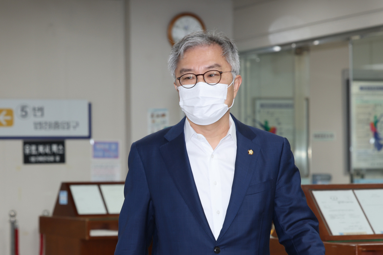 Rep. Choe Kang-wook of the Democratic Party of Korea reports to the Seoul Central District Court in Seocho-gu, southern Seoul, on Wednesday to appeal a possible violation of the Public Official Election Act. (Yonhap)