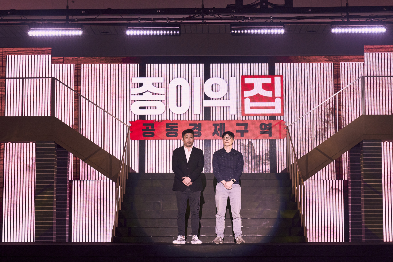 Director Kim Hong-sun (left) and scriptwriter Ryu Yong-jae pose for photos in a press conference held at the Grand Ballroom of Coex in Samseong-dong, Gangnam-gu, Seoul on Wednesday. (Netflix)