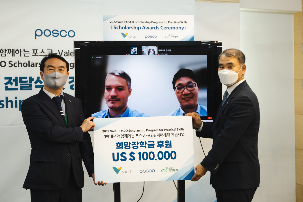 Food for the Hungry’s head of social contribution partnership Kim Tae-il (far left) and Posco’s head of raw materials business Shin Soo-cheol (far right) pose with Vale officials via virtual meeting on Wednesday. Posco