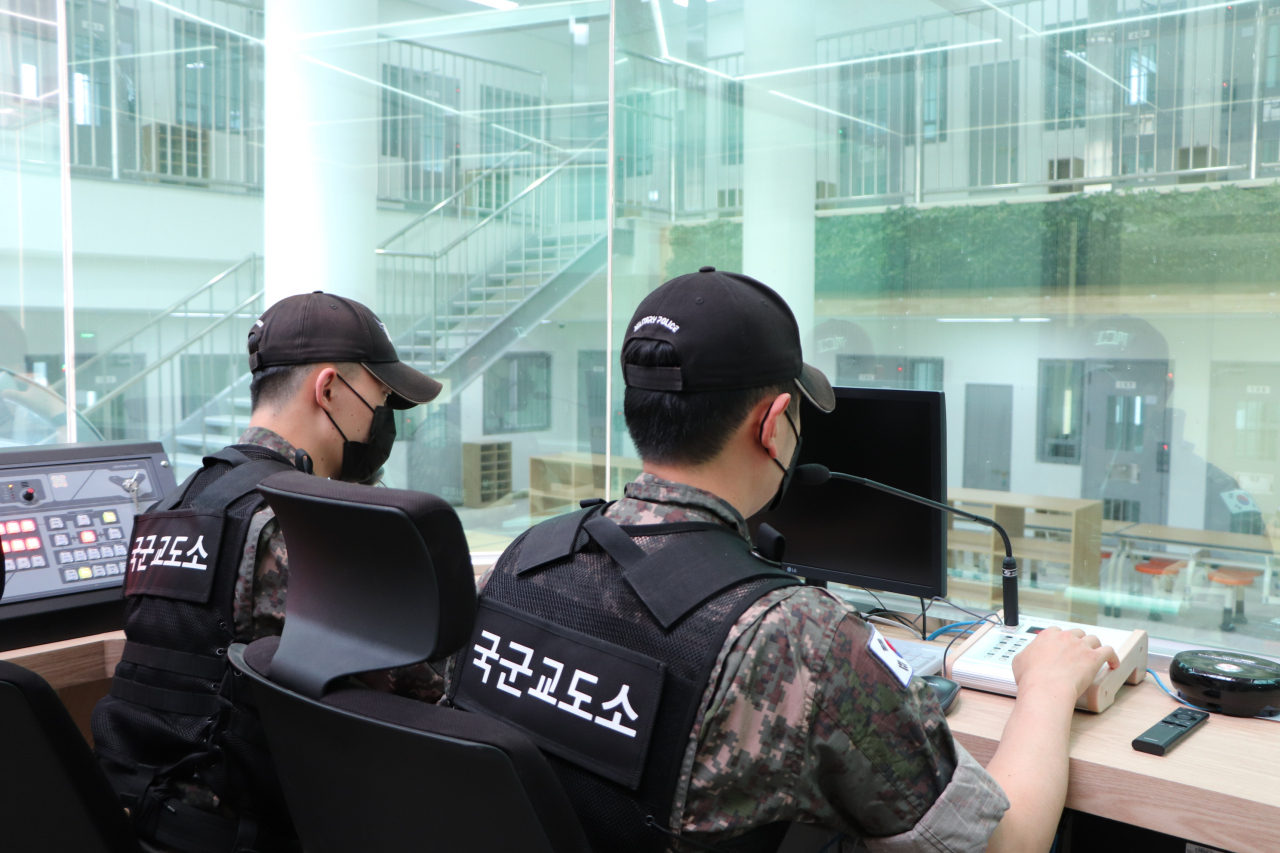 A correctional officer monitors the dayroom of the Military Correctional Institution in Icheon, 80 kilometers south of Seoul, in this photo released by the institution on Thursday. (Yonhap)