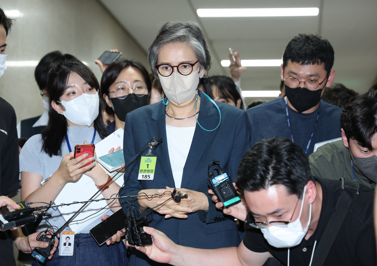 Lee Yang-hui, the chief of the ruling People Power Party's ethics committee, answers reporters' questions during a committee meeting at the National Assembly complex on Wednesday, to deliberate on possible discipline against party chairman Lee Jun-seok over sexual bribery allegations. (Yonhap)