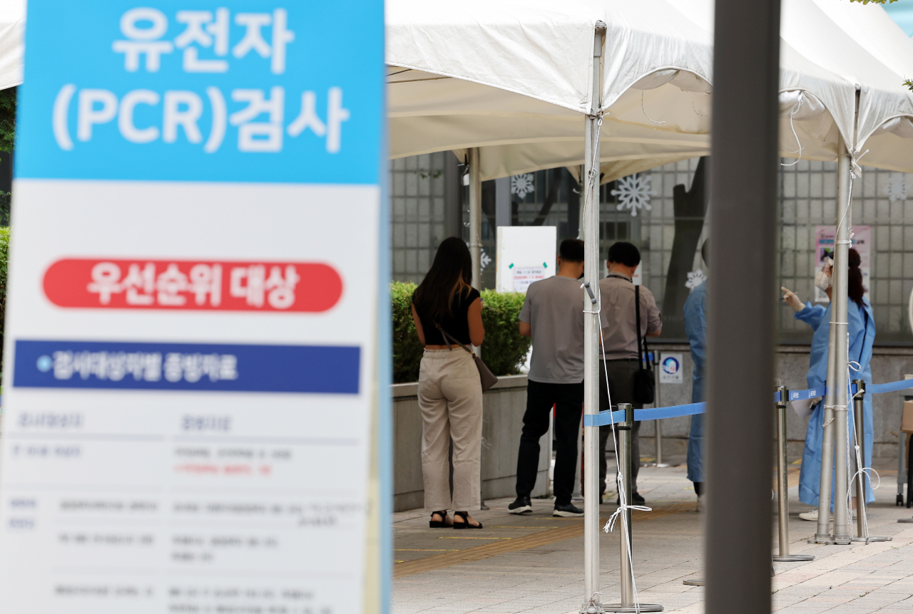 People wait in a line at a COVID-19 testing station in Seoul's southern district of Seocho last Friday. (Yonhap)