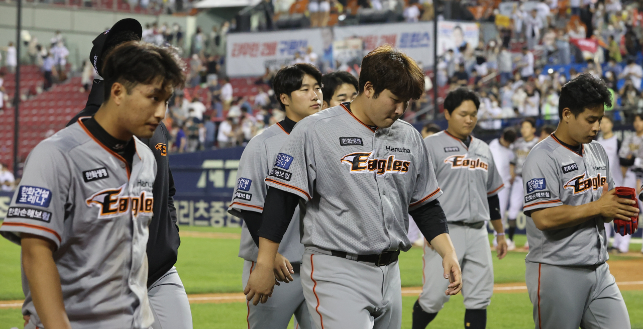 Members of the Hanwha Eagles return to the dugout after losing to the LG Twins 10-4 in a Korea Baseball Organization regular season game at Jamsil Baseball Stadium in Seoul on Tuesday. (Yonhap)