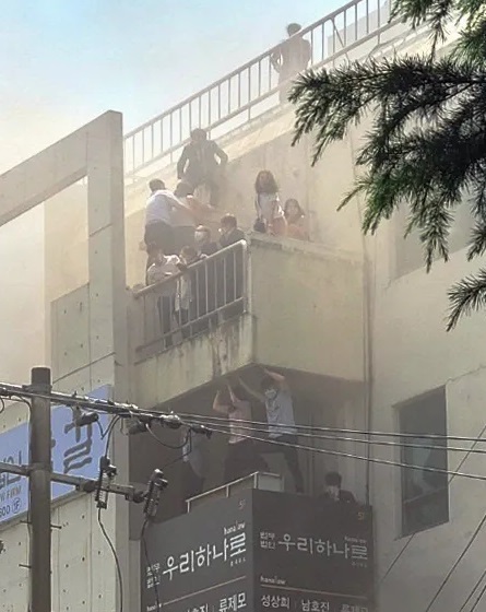 Citizens wait for help on the terrace of a building set on fire in Daegu on June 9. (Yonhap)