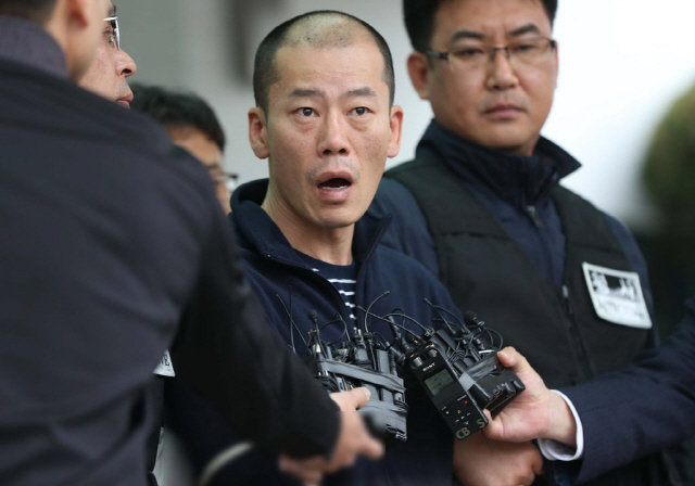 Ahn In-deuk, who set fire to his apartment and killed five fleeing neighbors and injured 13 others with a knife on April 17, 2019, is taken to a hospital at Jinju Police Station in Jinju, South Gyeongsang Province, on April 19, 2019. (Yonhap)