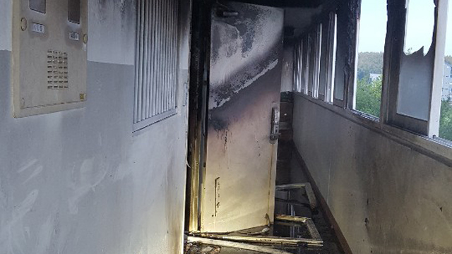 The corridor of the apartment in Jinju, which was severely scorched in a fire after Ahn‘s arson and stabbing rampage that left five residents dead and 15 others injured. (Yonhap)