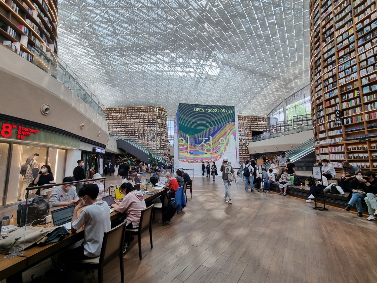A view of Starfield Library, located in the center of Coex Mall (Park Han-na / The Korea Herald)