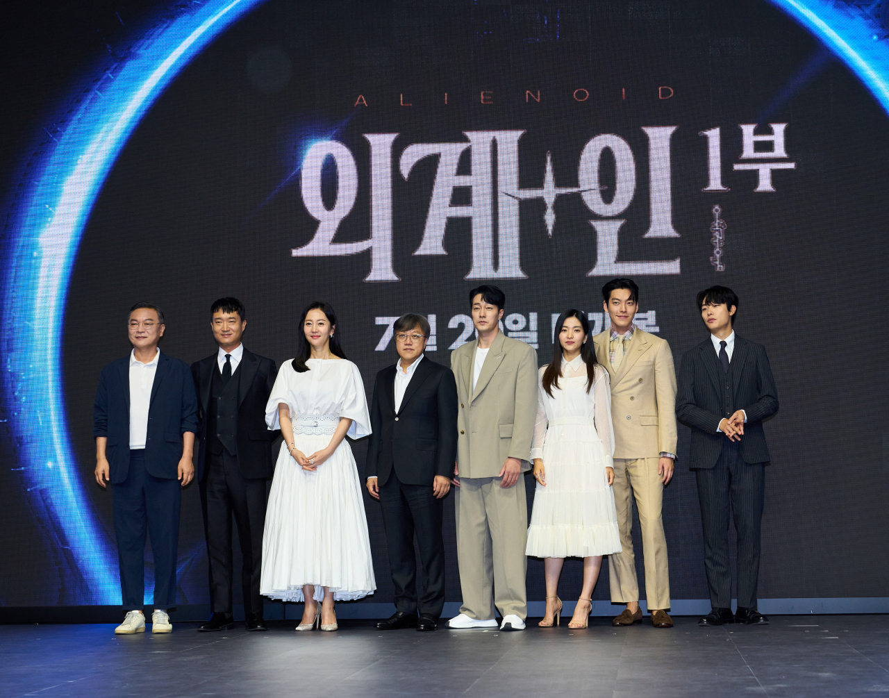 From left: Kim Eui-sung, Jo Woo-jin, Yeom Jung-ah, director Choi Dong-hoon, So Ji-sub, Kim Tae-ri, Kim Woo-bin and Ryu Jun-yeol pose for a photo after the press conference for “Alienoid” held at Conrad Seoul hotel on Thursday. (CJ ENM)