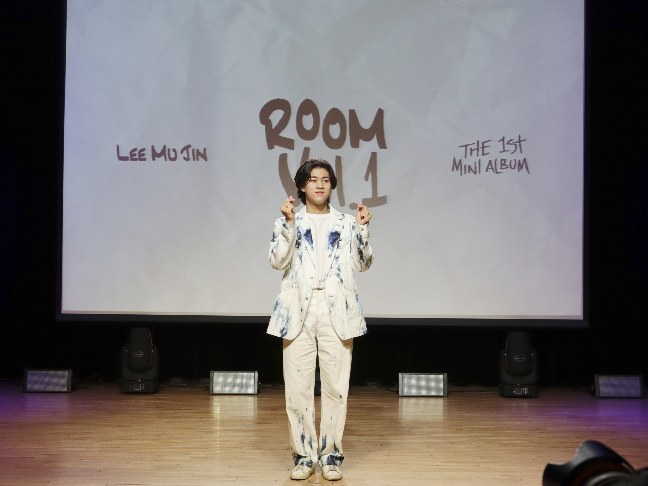 Singer-songwriter Lee Mu-jin poses during an online press conference in Seoul on Thursday. (BPM Entertainment)