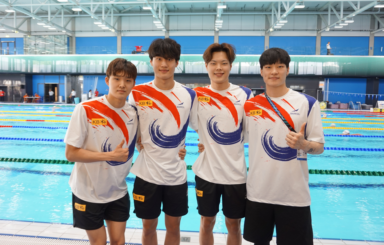 Members of the South Korean men's 4x200m freestyle relay team -- (from L to R) Kim Woo-min, Hwang Sun-woo, Lee Ho-joon and Lee Yoo-yeon -- pose for a group photo after qualifying for the final at the FINA World Championships at Duna Arena in Budapest on Thursday (Yonhap)