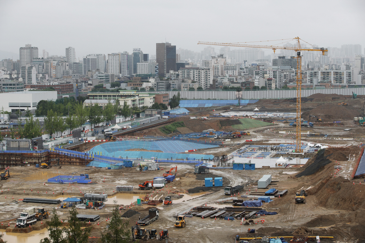 This undated file photo shows an apartment construction site in Seoul. (Yonhap)