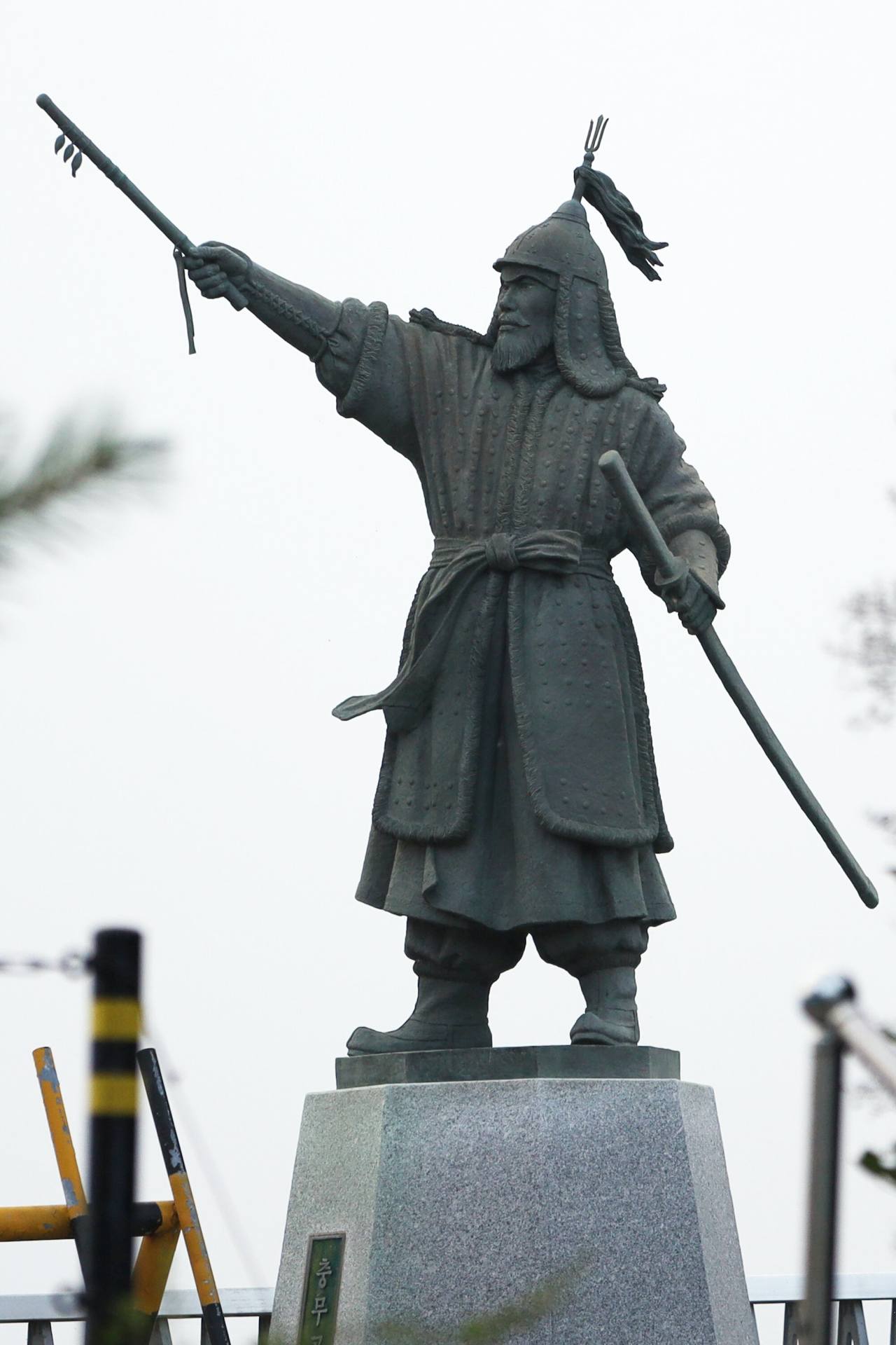 A statue of Adm. Yi Sun-sin guards over the Jindo Bridge connecting the island of Jindo to the mainland in South Jeolla Province. Photo © Hyungwon Kang