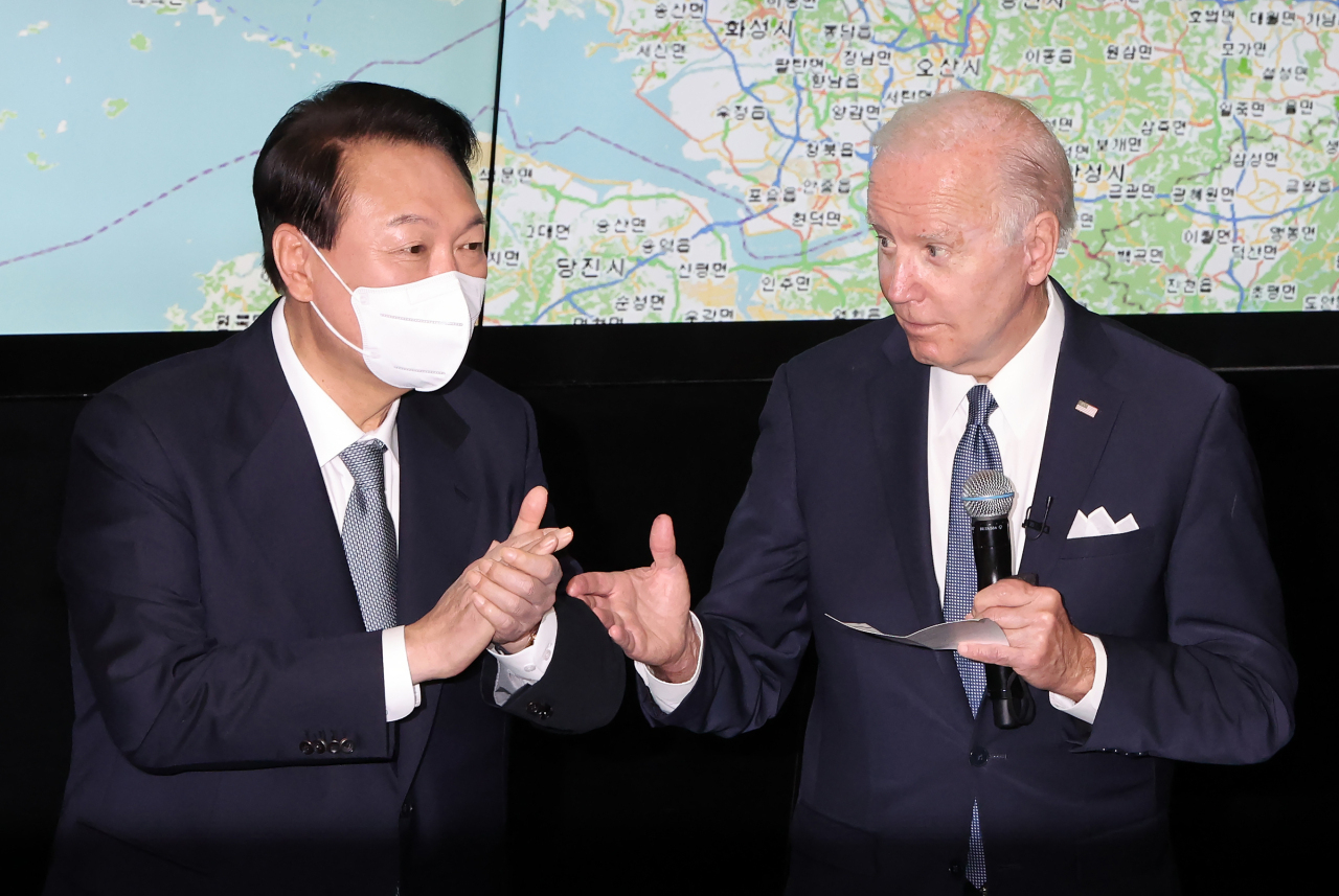 President Yoon Suk-yeol (left) and President Joe Biden at the Korean Air and Space Operations Center at the US Air Force Base in Osan on May 22. (Yonhap)