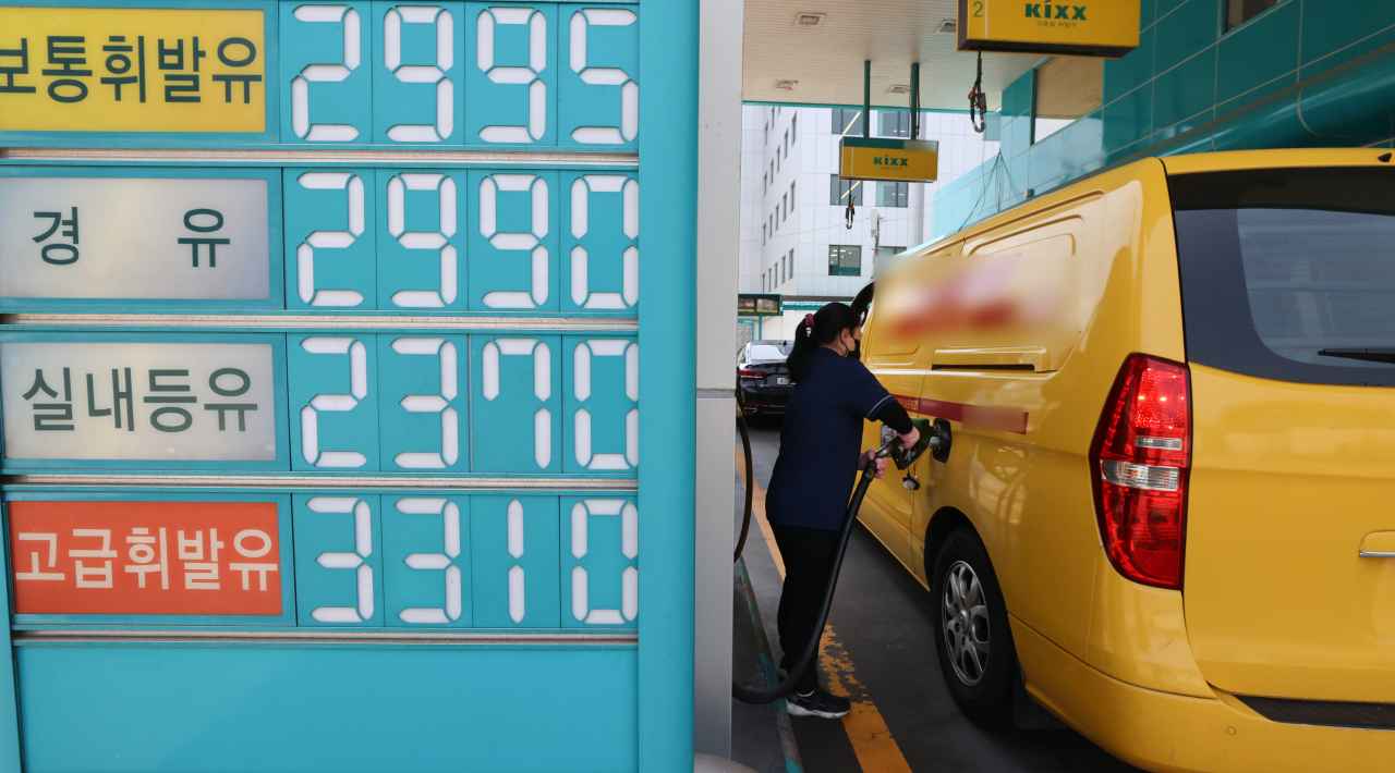A signboard at a gas station in Seoul shows a spike in prices of gasoline and diesel. While the nationwide barometer climbed to 2,126.21 won ($1.63) and 2,142.18 won per liter, respectively, prices of the products in some districts of the capital approached 3,000 won as of Tuesday. (Yonhap)