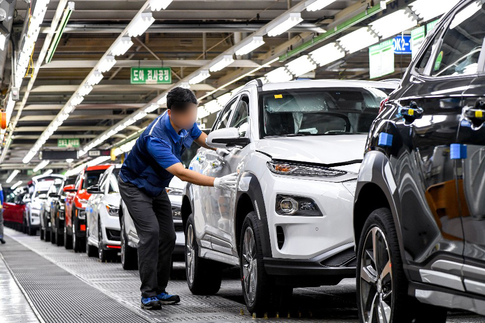 An employee works at Hyundai Motor Group’s Ulsan plant. (Hyundai Motor Co. branch of the Korean Metal Workers’ Union)