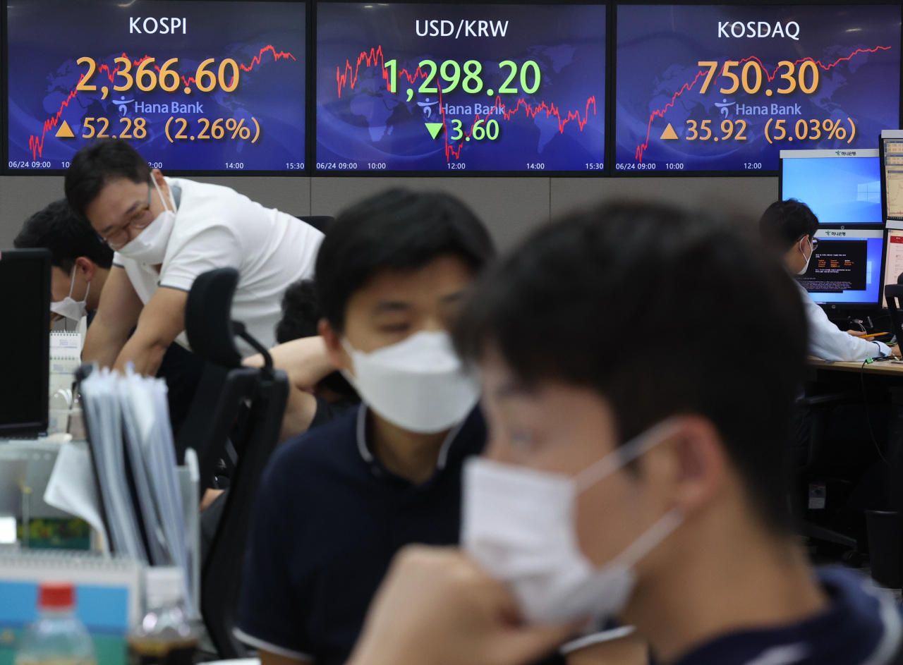 Electronic boards at Hana Bank trading room in Seoul shows the Kospi, Kosdaq and won-dollar exchange prices on Friday. (Yonhap)