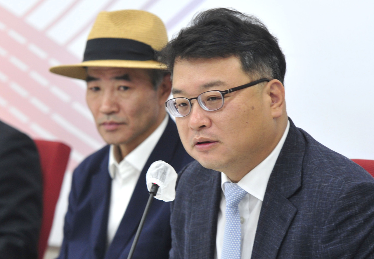 Kim Ki-yun, a lawyer representing Lee’s family, speaks during a news conference Friday. On the left is the deceased offical’s older brother, Lee Rae-jin. (Yonhap)