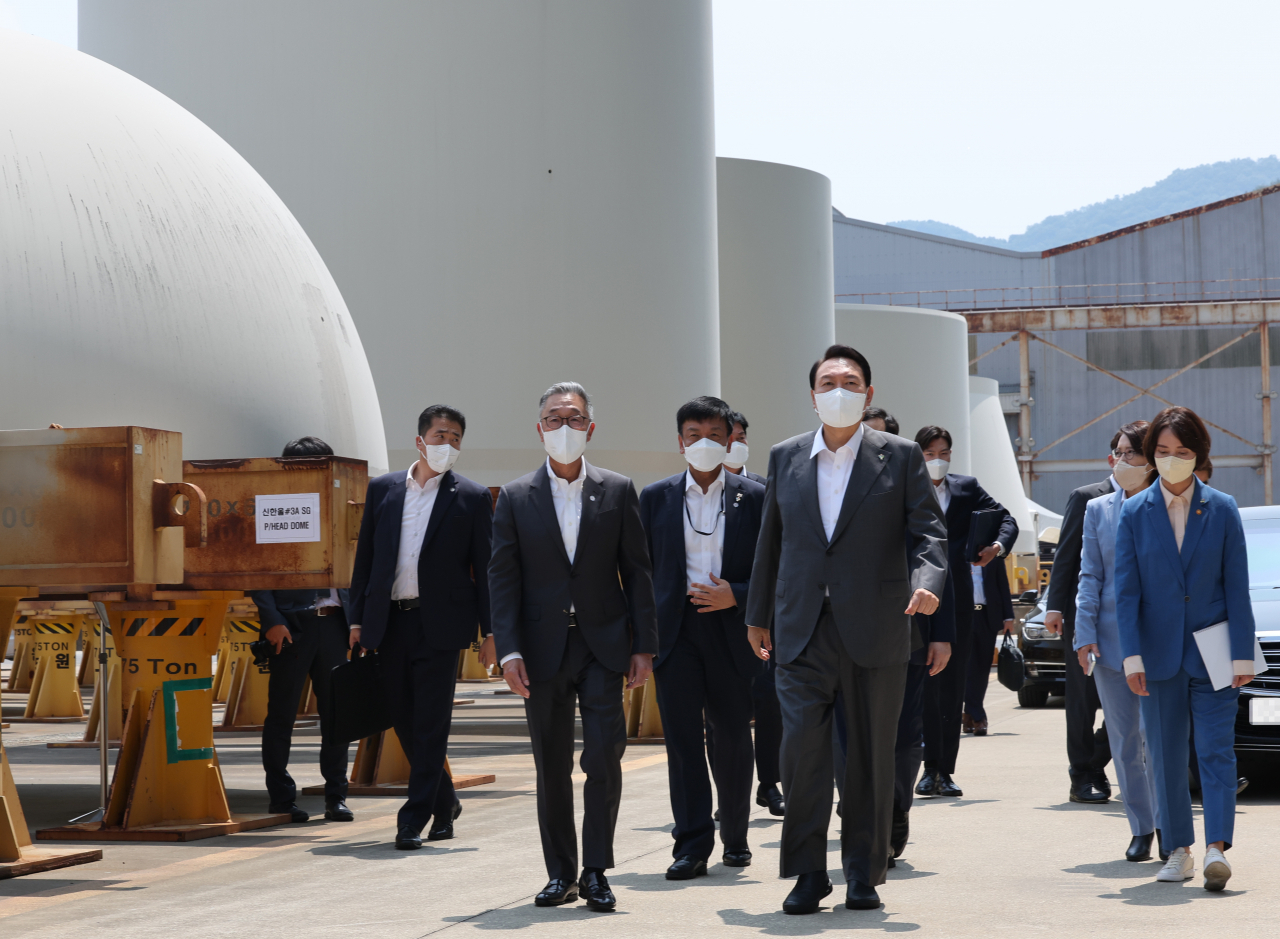 President Yoon Suk-yeol (R, front) tours a nuclear reactor factory of Doosan Enerbility in Changwon, 300 kilometers southeast of Seoul, last Wednesday. Yoon pledged to rebuild the nuclear power industry and support its expansion overseas, underscoring his commitment to reversing the nuclear phase-out policy of the previous administration. (Yonhap)