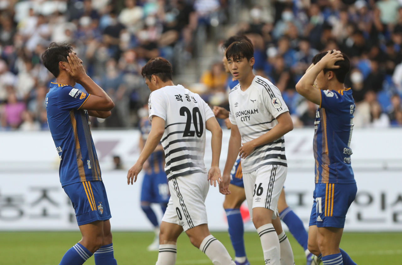 Park Yong-woo (L) and Um Won-sang (R) of Ulsan Hyundai FC react to Park's missed scoring opportunity against Seongnam FC during the clubs' K League 1 match at Munsu Football Stadium in Ulsan, 310 kilometers southeast of Seoul, on Sunday. (Yonhap)