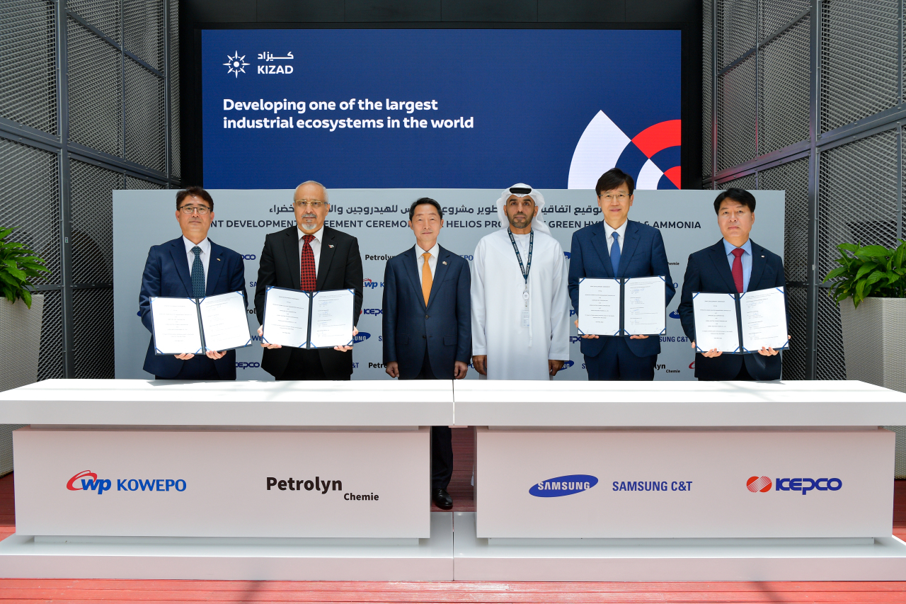 Officials pose for a photo at a joint development agreement signing ceremony held at the headquarters of Khalifa Industrial Zone Abu Dhabi in the United Arab Emirates last month. (Samsung C&T)