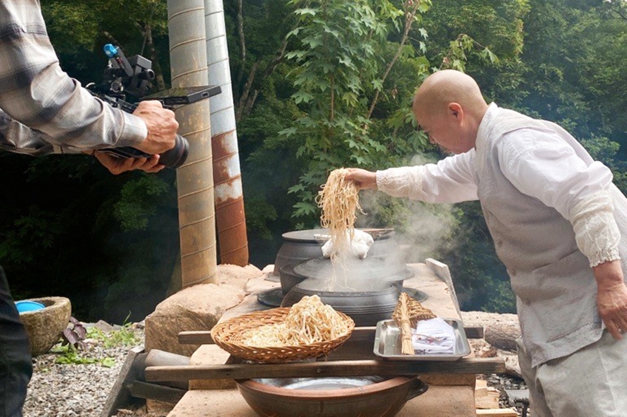 Buddhist monk Jeong Kwan introduces tofu dish recipes using Pulmuone’s tofu products at the Buddhist temple Baekyangsa located in South Jeolla Province on June 12. (Pulmuone)