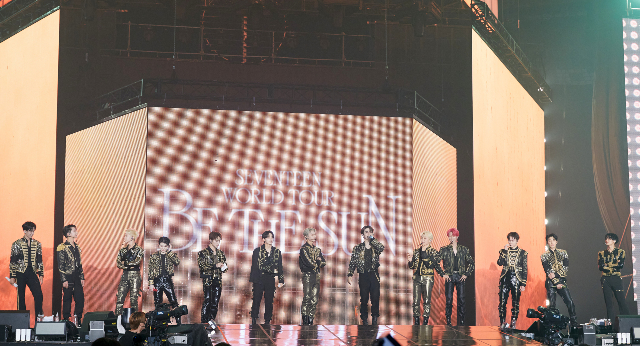 그룹 세븐틴(Seventeen)이 토요일 서울 고척스카이돔에서 '세븐틴 월드투어 'Be the Sun' – Seoul' 콘서트를 열고 있다.  (플레디스 엔터테인먼트)