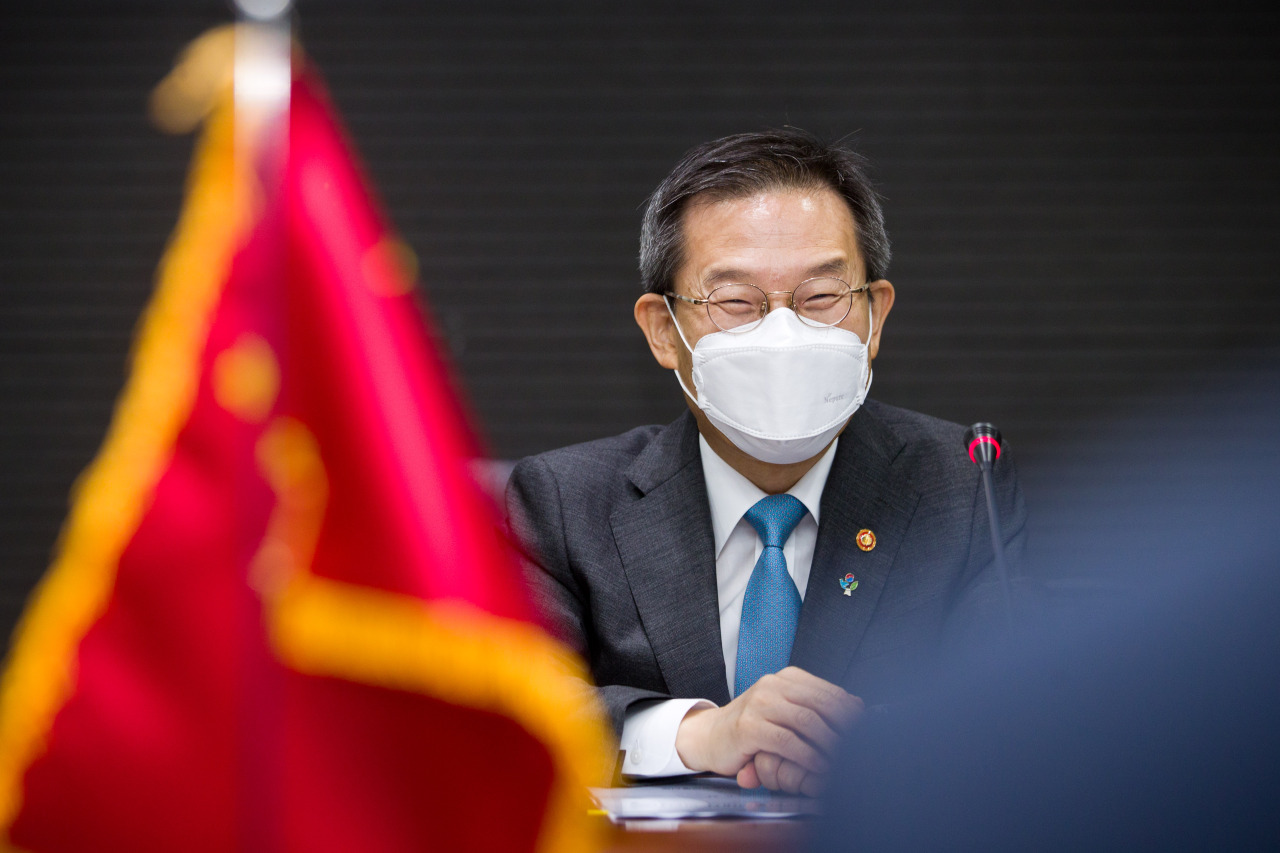 Science Minister Lee Jong-ho is seen during his meeting with Xing Haiming, Chinese ambassador to South Korea, on Friday. (Yonhap)