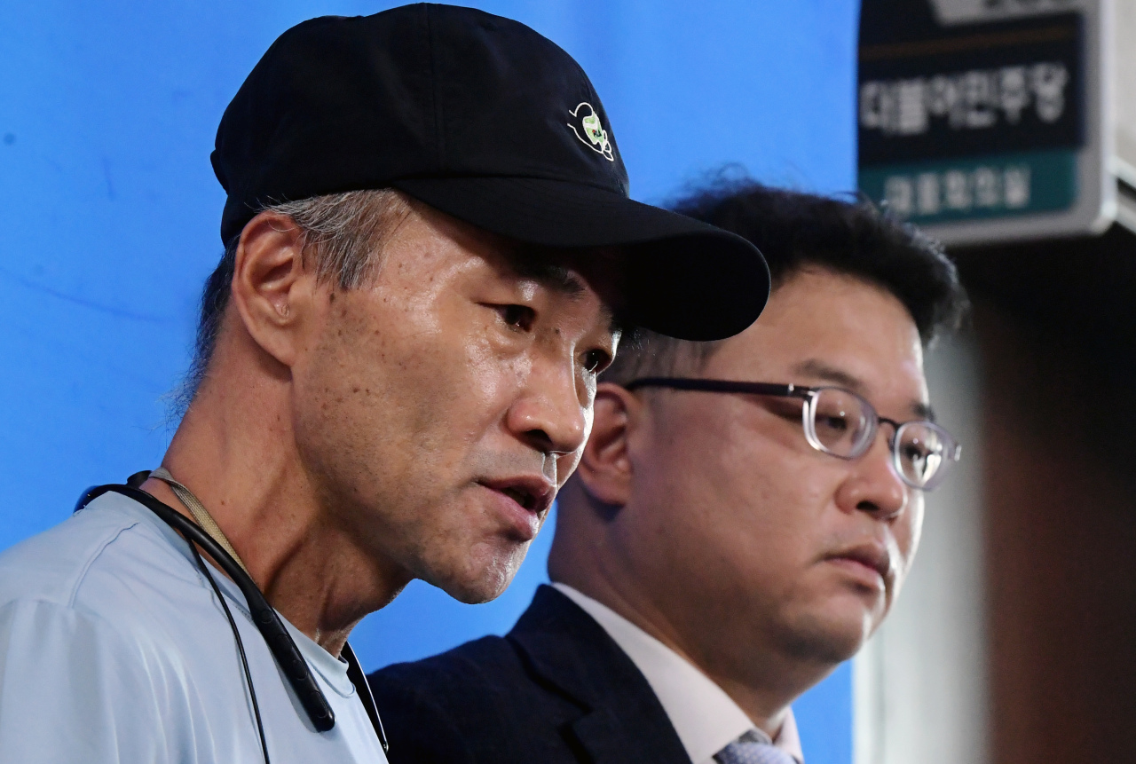 Lee Rae-jin (left), the older brother of the slain fisheries official, speaks to reporters before a closed-door meeting with the Democratic Party of Korea leadership on Monday morning. (Yonhap)