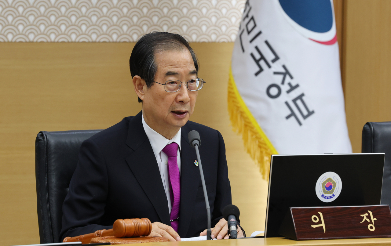 Prime Minister Han Duck-soo speaks at a Cabinet meeting on Tuesday. (Yonhap)