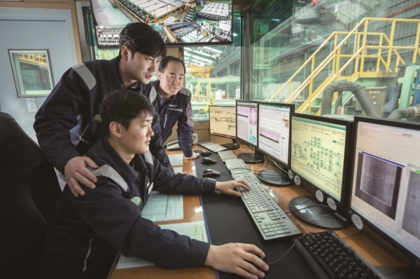 Hyundai Steel employees monitor the Smart Factory status through screen. (Hyundai Steel)