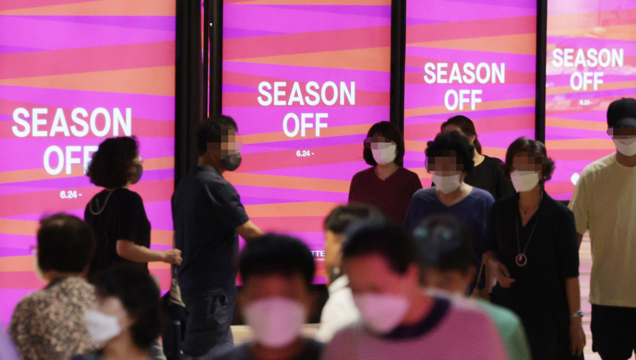A department store in Seoul is crowded with customers last Friday. (Yonhap)