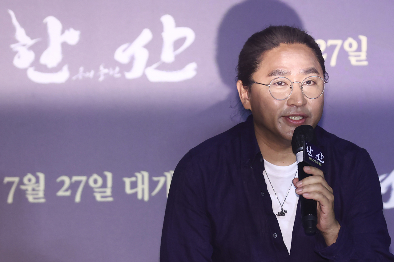 Kim Han-min talks about his new film “Hansan,“ at a press conference in Lotte Cinema Konkuk University, Tuesday. (Yonhap)