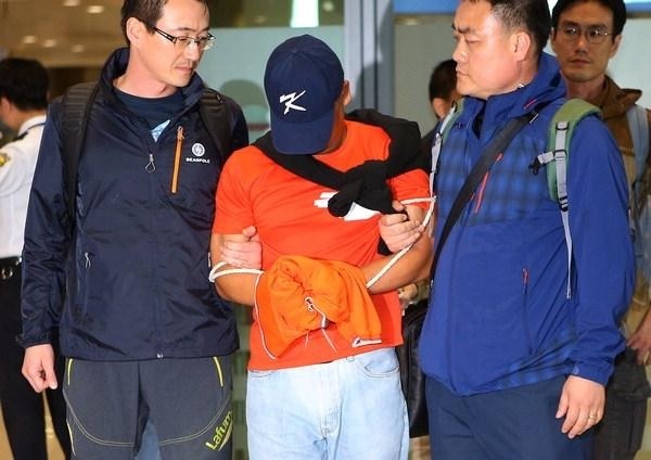 Kim Sung-kon, one of the three criminals who committed serial kidnappings in the Philippines between 2008 and 2012, arrives at the Incheon International Airport in Incheon on May 13, 2015, after being extradited from the Philippines to Seoul. (Yonhap)