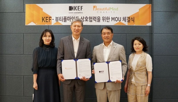 Ro Jae-hun (second from left), executive director of Beautiful Mind, and Joseph Leung (third from left) pose for photos after signing an agreement on cooperation at a ceremony on Friday. (Beautiful Mind)