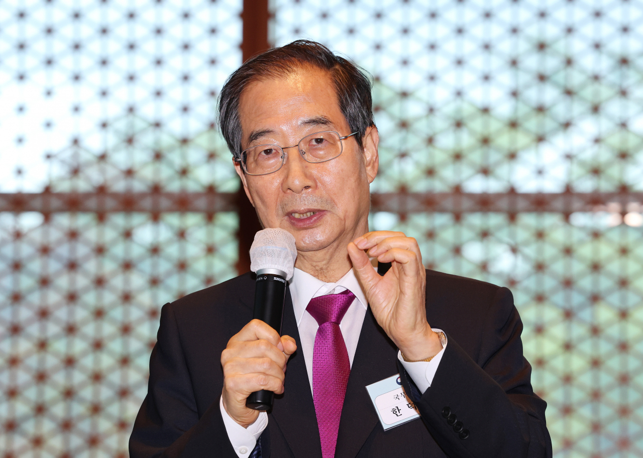 Prime Minister Han Duck-soo speaks at a meeting with reporters on Tuesday. (Yonhap)