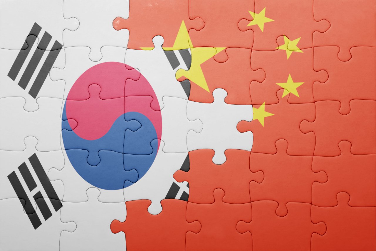 South Korea's flag (left) and China's flag (123rf)