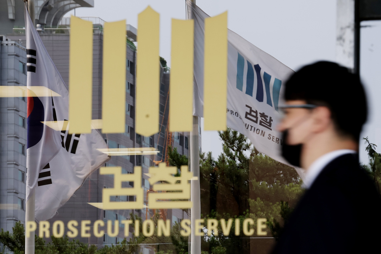 Flags flutter in the wind outside the prosecution service building on June 22. (Yonhap)