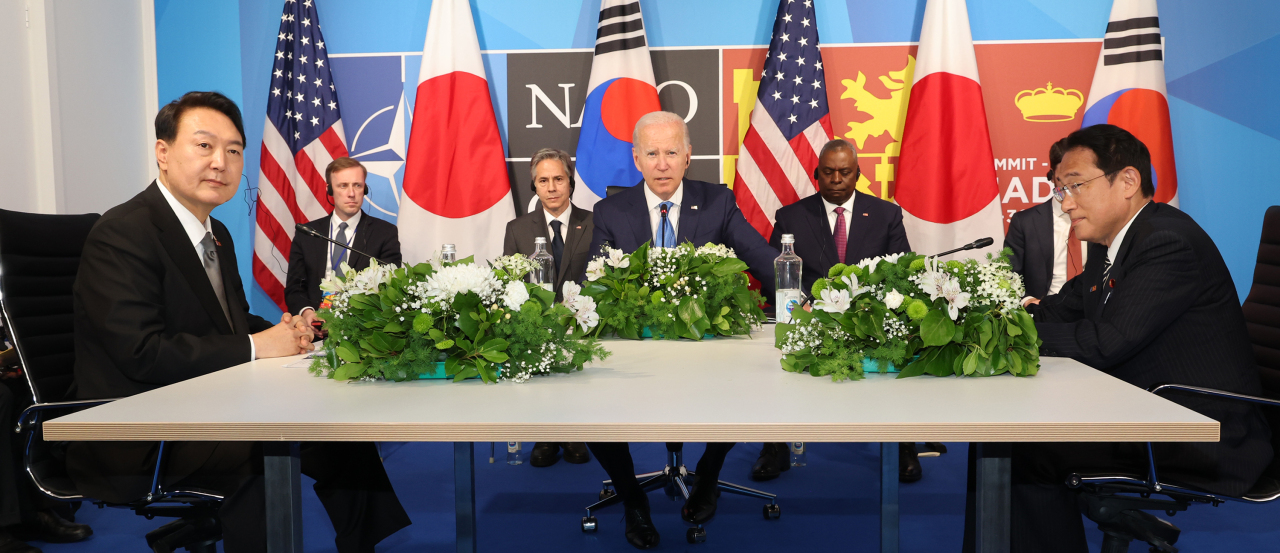 President Yoon Suk-yel, US President Joe Biden and Japanese Prime Minister Fumio Kishida hold a trilateral meeting at IFEMA in Madrid, Spain on Wednesday. (Yonhap)