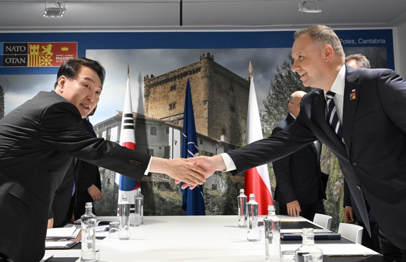 President Yoon Suk-yeol meets with Polish President Andrzej Duda on the occasion of attending the NATO summit on Wednesday. (Yonhap)