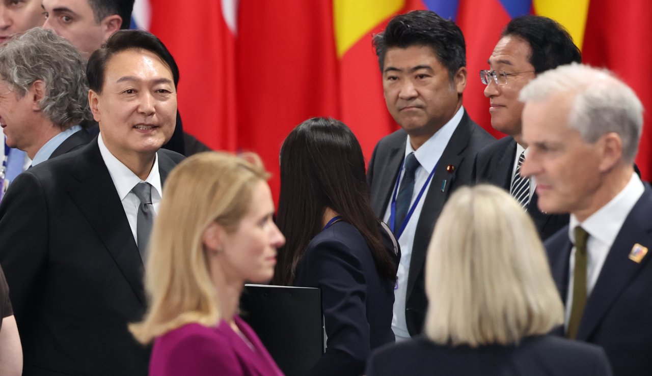 President Yoon Suk-yeol attends the NATO allies and partners summit at the IFEMA Convention Center in Madrid, Spain on Wednesday. Behind him is Japanese Prime Minister Fumio Kishida. (Yonhap)