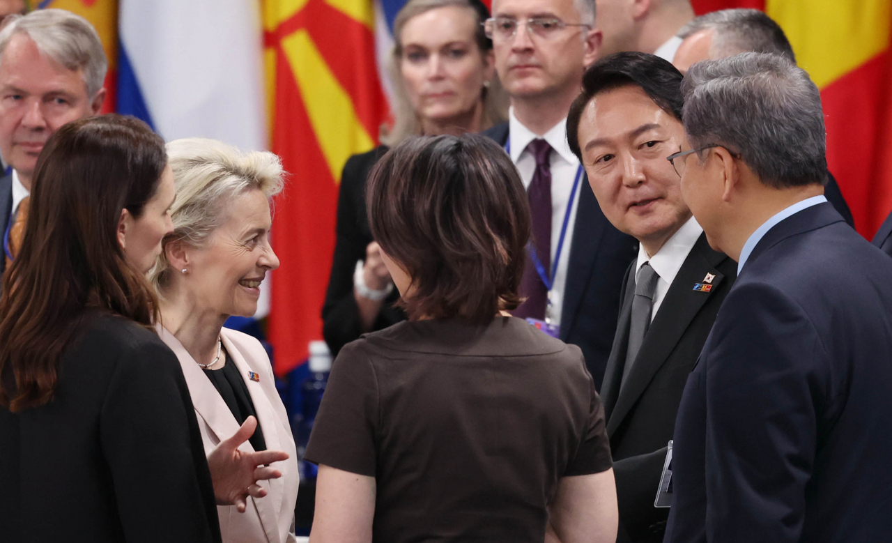 President Yoon Suk-yeol (2nd from R) is seen at the NATO summit in Madrid on Wednesday. (Yonhap)