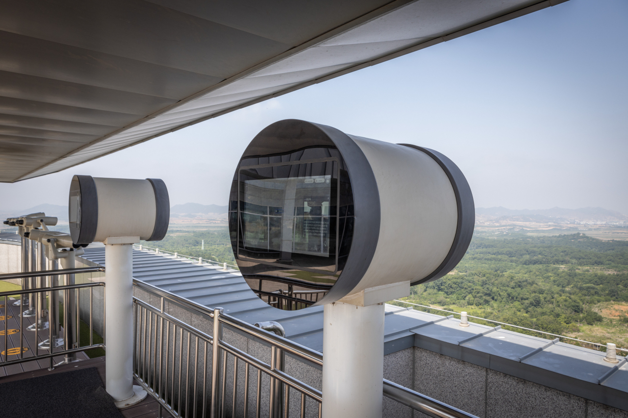 The telescope installed at the Dora Observatory in Paju, Gyeonggi Province. The Dora Observatory's XR Telescope shows the Demilitarized Zone (DMZ) on the western front and the Gaesong Industrial Complex. (Yonhap)